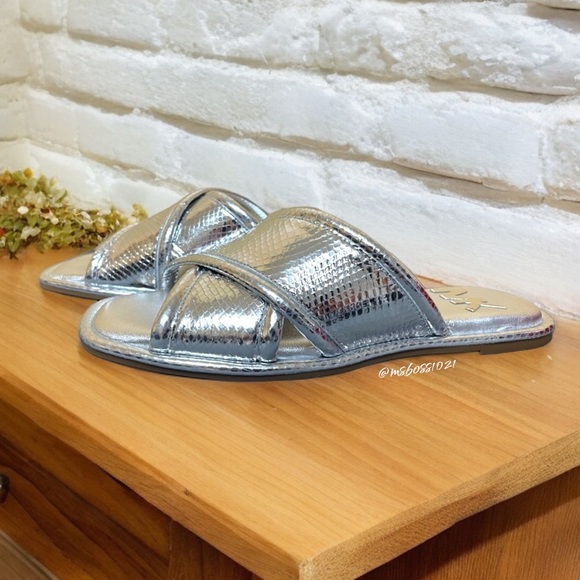 Michael Kors Gideon Slide Sandal Metallic Silver BRAND NEW NEVER WORN - Picture 2 of 6